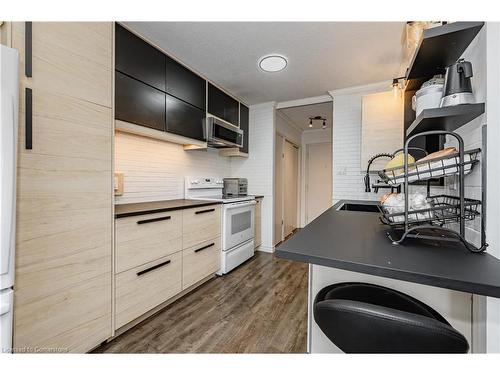 3-30 Flamingo Drive, Elmira, ON - Indoor Photo Showing Kitchen