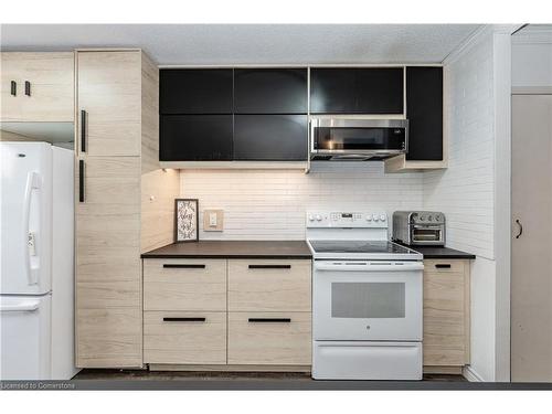 3-30 Flamingo Drive, Elmira, ON - Indoor Photo Showing Kitchen