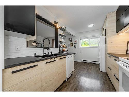 3-30 Flamingo Drive, Elmira, ON - Indoor Photo Showing Kitchen