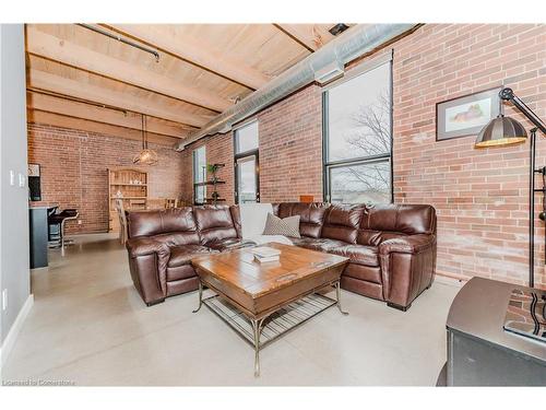 205-85 Spruce Street, Cambridge, ON - Indoor Photo Showing Living Room