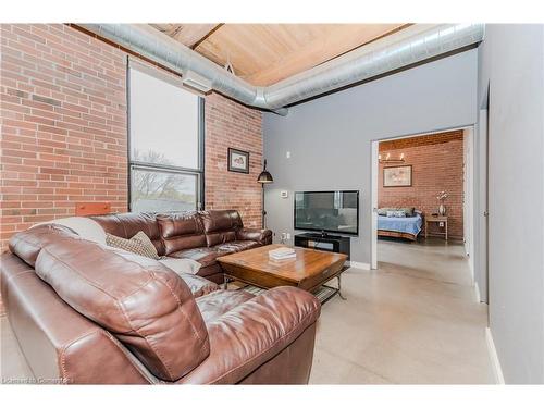 205-85 Spruce Street, Cambridge, ON - Indoor Photo Showing Living Room