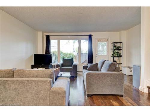 27-15 Green Valley Drive, Kitchener, ON - Indoor Photo Showing Living Room