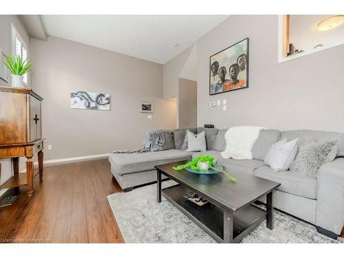 40 Harris Street, Cambridge, ON - Indoor Photo Showing Living Room