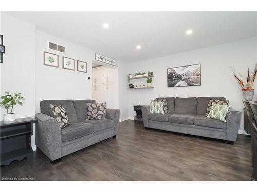 106 Keats Drive, Woodstock, ON - Indoor Photo Showing Living Room