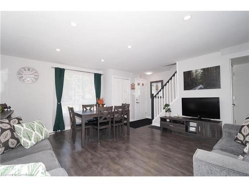 106 Keats Drive, Woodstock, ON - Indoor Photo Showing Living Room