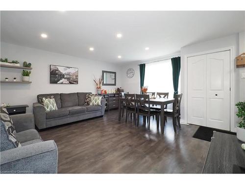 106 Keats Drive, Woodstock, ON - Indoor Photo Showing Living Room