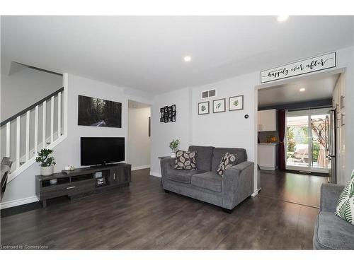 106 Keats Drive, Woodstock, ON - Indoor Photo Showing Living Room