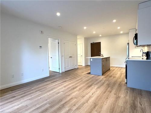 205-525 New Dundee Road, Kitchener, ON - Indoor Photo Showing Kitchen