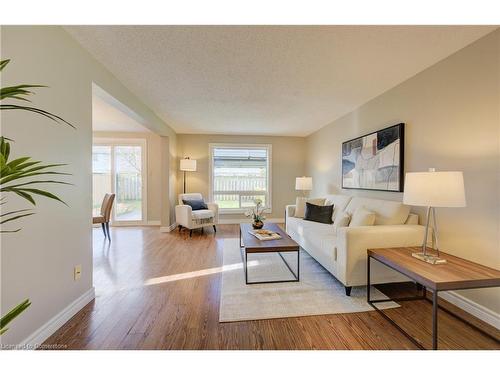 16 Edgemere Drive, Cambridge, ON - Indoor Photo Showing Living Room