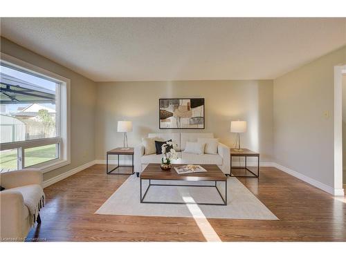 16 Edgemere Drive, Cambridge, ON - Indoor Photo Showing Living Room