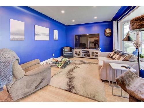 189 Union Street E, Waterloo, ON - Indoor Photo Showing Living Room