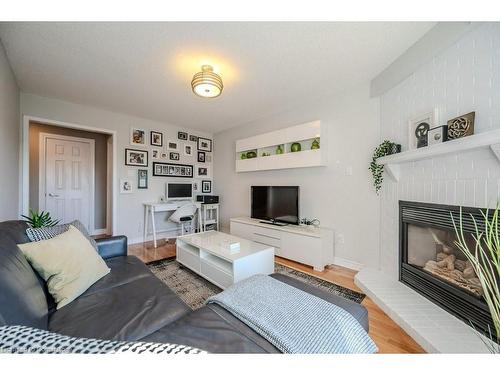 76 Drumlin Drive, Cambridge, ON - Indoor Photo Showing Living Room With Fireplace