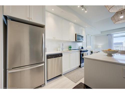 1007-55 Duke Street W, Kitchener, ON - Indoor Photo Showing Kitchen With Stainless Steel Kitchen With Upgraded Kitchen