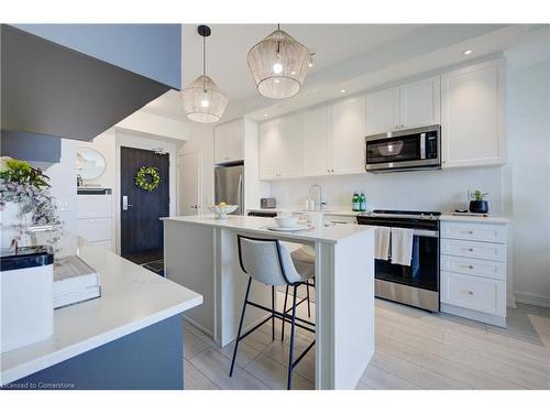 1007-55 Duke Street W, Kitchener, ON - Indoor Photo Showing Kitchen With Stainless Steel Kitchen With Upgraded Kitchen