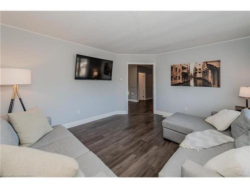 302 Hay Street, Woodstock, ON - Indoor Photo Showing Living Room