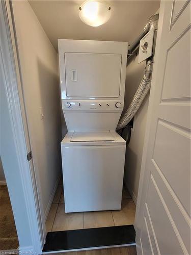 C28-1430 Highland Road West Road, Kitchener, ON - Indoor Photo Showing Laundry Room