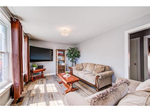 70 Stanley Street, Cambridge, ON - Indoor Photo Showing Living Room