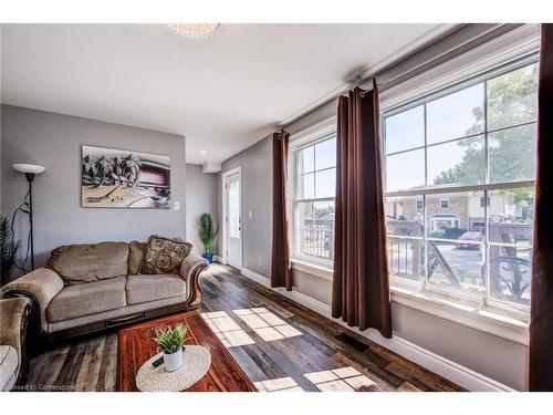 70 Stanley Street, Cambridge, ON - Indoor Photo Showing Living Room