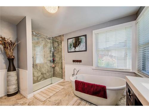 70 Stanley Street, Cambridge, ON - Indoor Photo Showing Bathroom