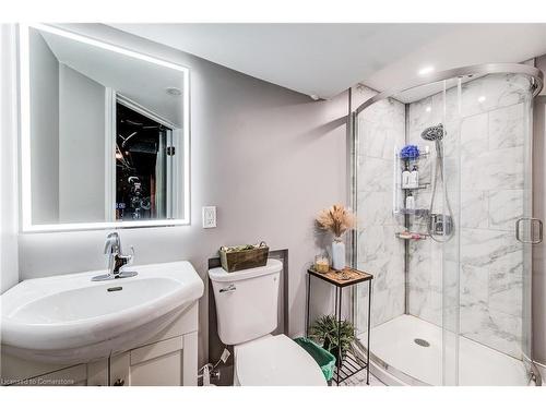 70 Stanley Street, Cambridge, ON - Indoor Photo Showing Bathroom