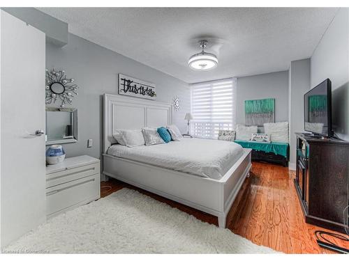 801-65 Westmount Street N, Waterloo, ON - Indoor Photo Showing Bedroom