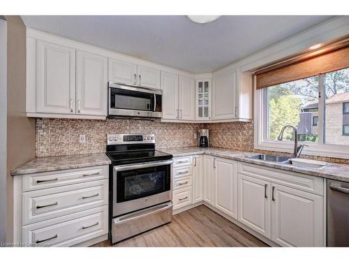 26-220 Salisbury Avenue, Cambridge, ON - Indoor Photo Showing Kitchen With Double Sink With Upgraded Kitchen