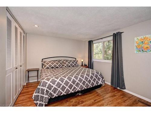 26-220 Salisbury Avenue, Cambridge, ON - Indoor Photo Showing Bedroom