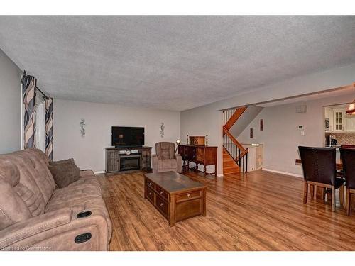 26-220 Salisbury Avenue, Cambridge, ON - Indoor Photo Showing Living Room