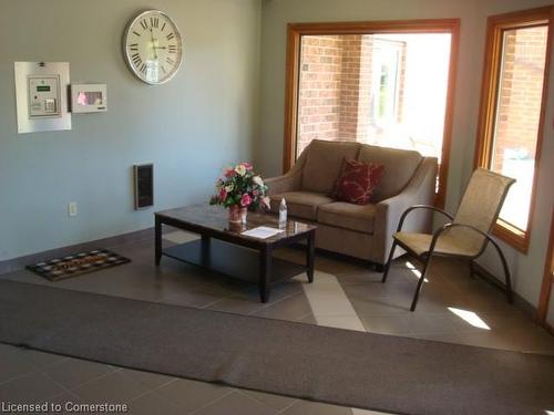 305-4 Albert Street, Cambridge, ON - Indoor Photo Showing Living Room