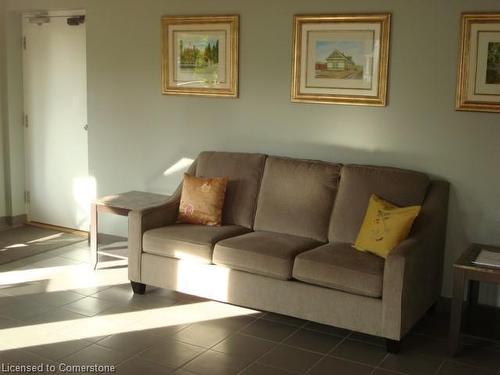 305-4 Albert Street, Cambridge, ON - Indoor Photo Showing Living Room