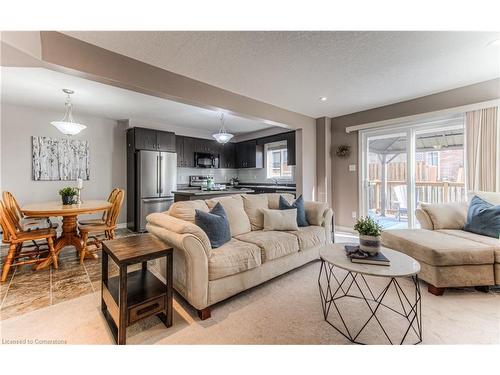 15 Captain Mccallum Drive, New Hamburg, ON - Indoor Photo Showing Living Room