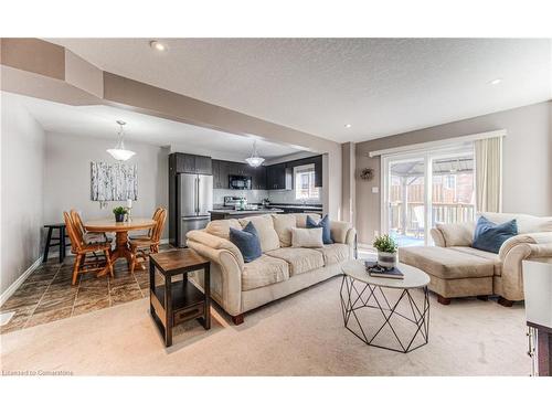 15 Captain Mccallum Drive, New Hamburg, ON - Indoor Photo Showing Living Room