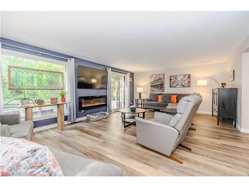 28-220 Salisbury Avenue, Cambridge, ON - Indoor Photo Showing Living Room With Fireplace