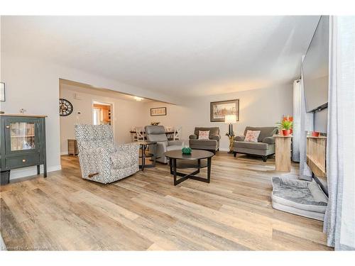 28-220 Salisbury Avenue, Cambridge, ON - Indoor Photo Showing Living Room