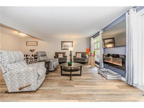 28-220 Salisbury Avenue, Cambridge, ON - Indoor Photo Showing Living Room