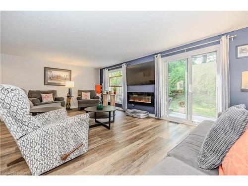 28-220 Salisbury Avenue, Cambridge, ON - Indoor Photo Showing Living Room With Fireplace