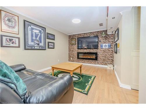 28-220 Salisbury Avenue, Cambridge, ON - Indoor Photo Showing Living Room With Fireplace