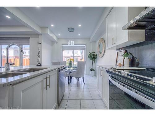 533 Beckview Crescent, Kitchener, ON - Indoor Photo Showing Kitchen With Upgraded Kitchen