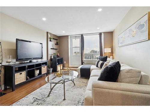 405-6720 Glen Erin Drive, Mississauga, ON - Indoor Photo Showing Living Room