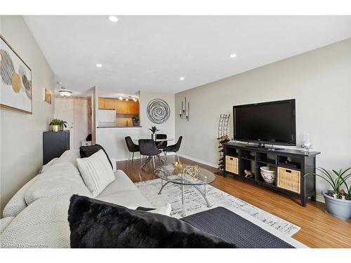 405-6720 Glen Erin Drive, Mississauga, ON - Indoor Photo Showing Living Room