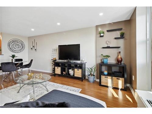 405-6720 Glen Erin Drive, Mississauga, ON - Indoor Photo Showing Living Room