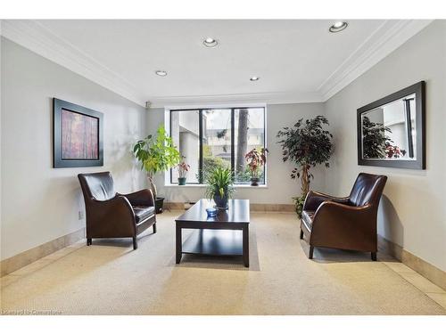 405-6720 Glen Erin Drive, Mississauga, ON - Indoor Photo Showing Living Room