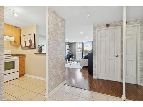 405-6720 Glen Erin Drive, Mississauga, ON - Indoor Photo Showing Kitchen