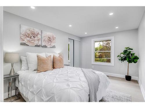 264 Shakespeare Drive, Waterloo, ON - Indoor Photo Showing Bedroom