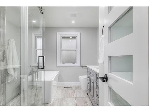 264 Shakespeare Drive, Waterloo, ON - Indoor Photo Showing Bathroom