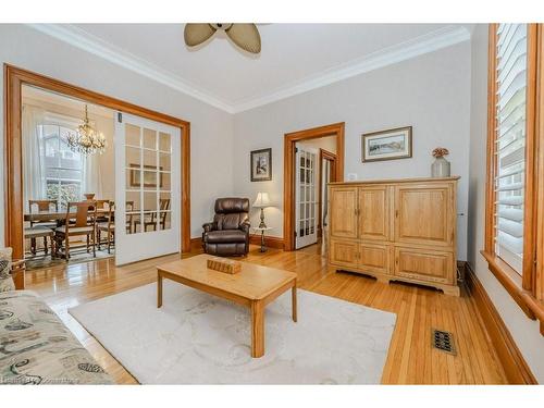 47 Oak Street, Cambridge, ON - Indoor Photo Showing Living Room