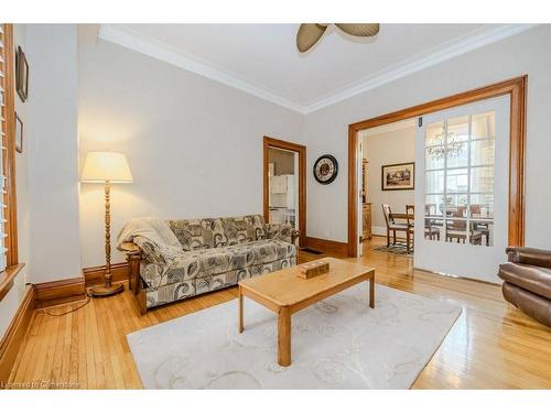 47 Oak Street, Cambridge, ON - Indoor Photo Showing Living Room