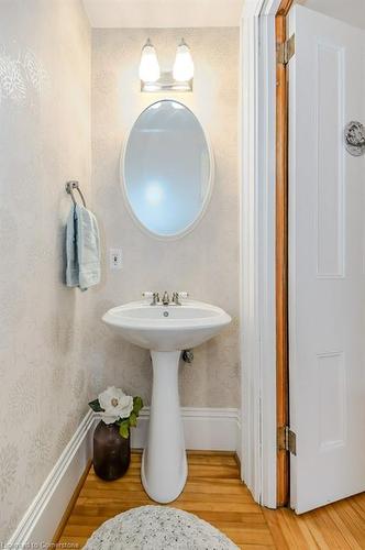 47 Oak Street, Cambridge, ON - Indoor Photo Showing Bathroom