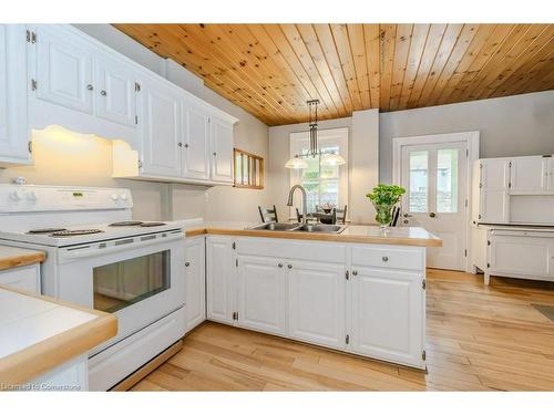 47 Oak Street, Cambridge, ON - Indoor Photo Showing Kitchen With Double Sink