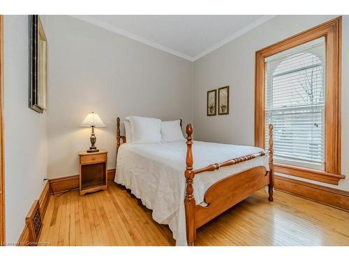 47 Oak Street, Cambridge, ON - Indoor Photo Showing Bedroom